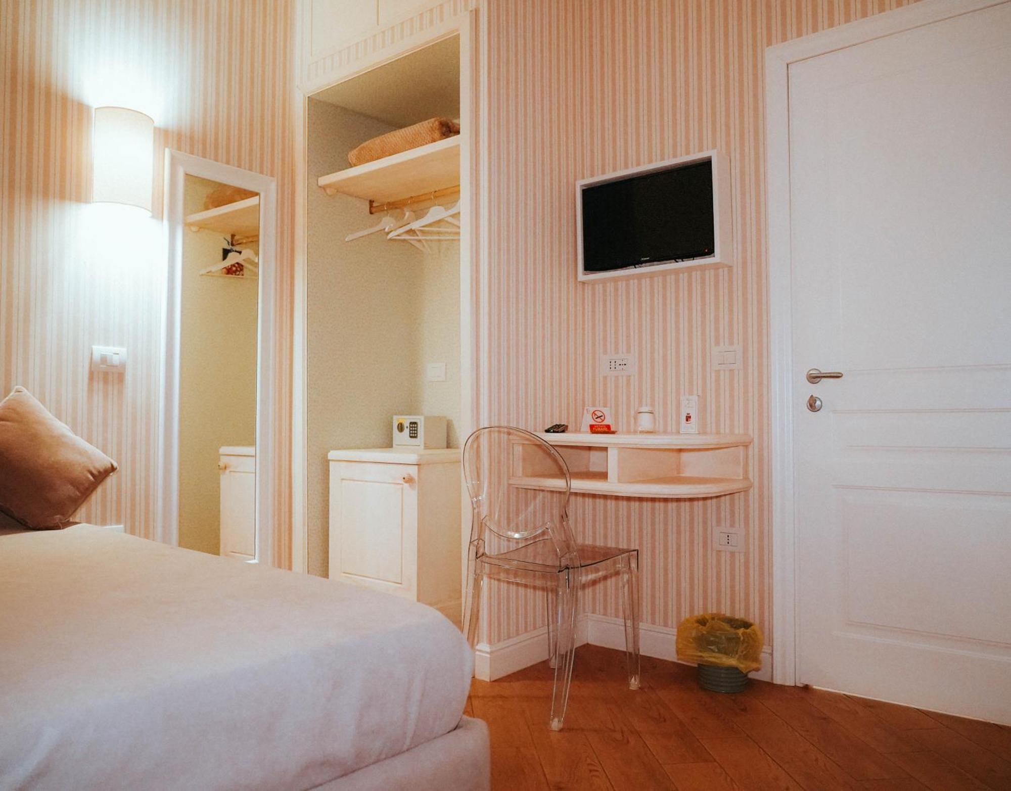 Florita Napoli Hotel Екстериор снимка